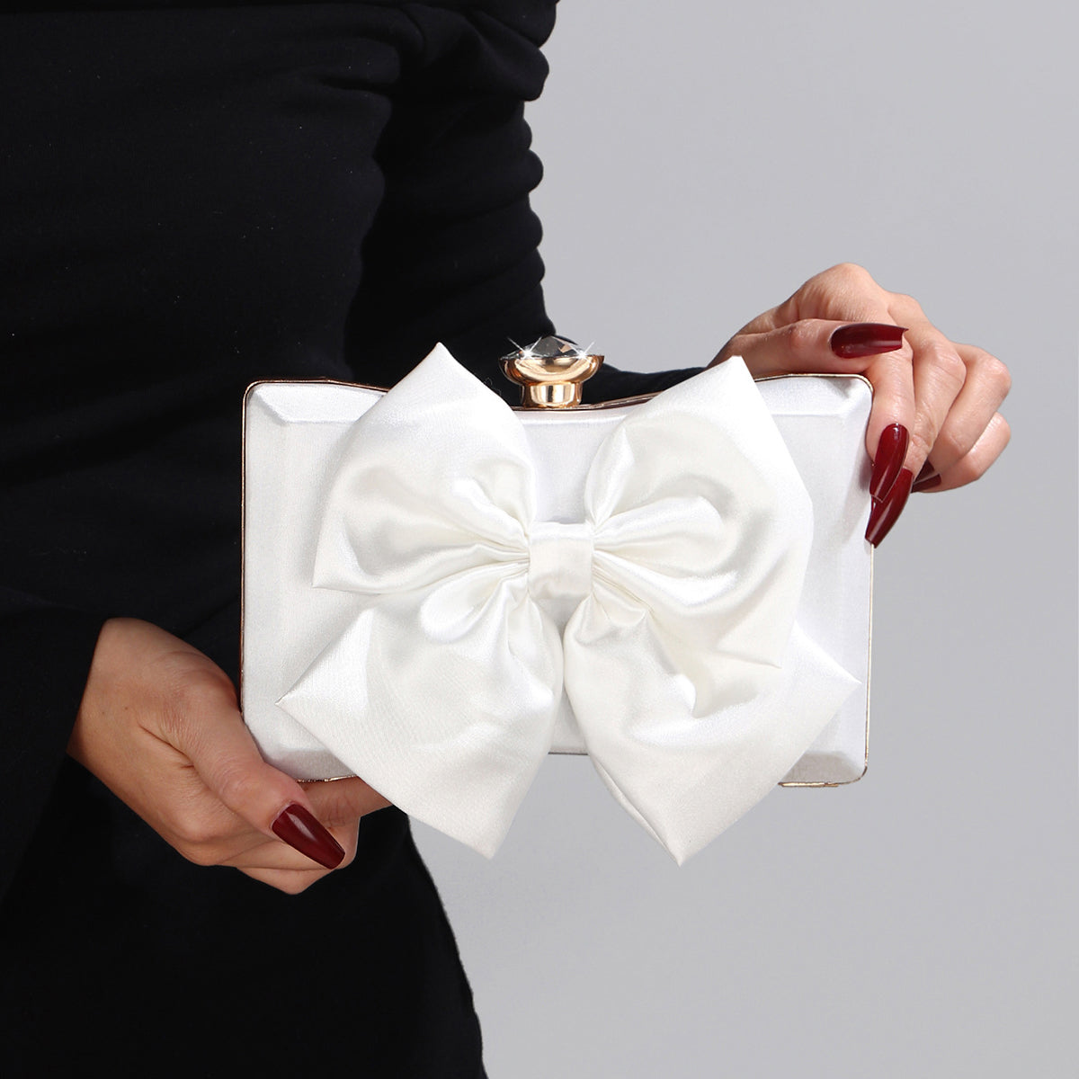 Bridal evening purse with detachable chain strap